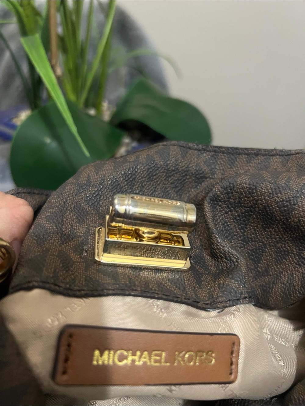 Michael Kors Brown Logo Shoulder Bag with Gold Chain Detail GUC retail $89 - Picture 6 of 6